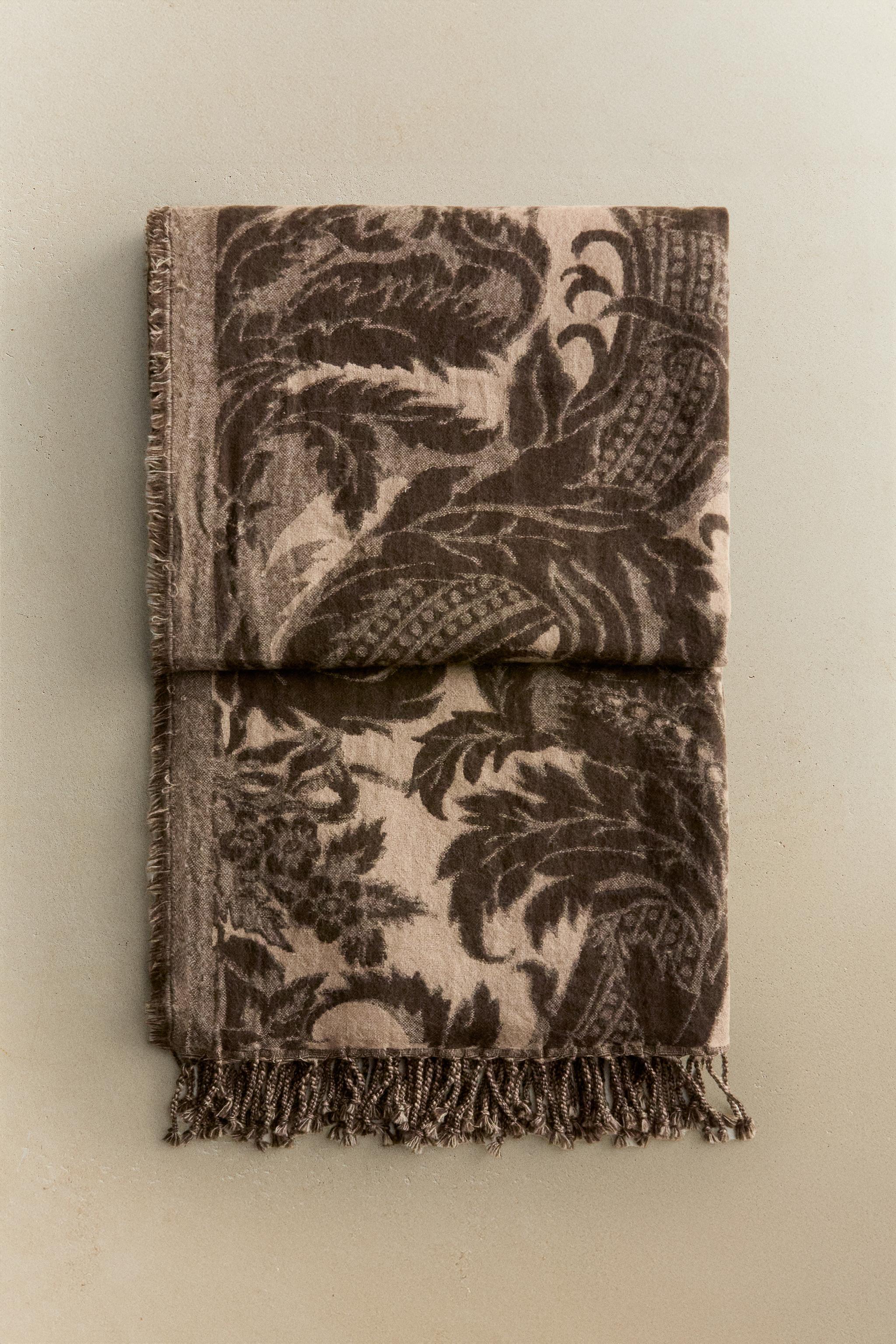 FLORAL JACQUARD BLANKET